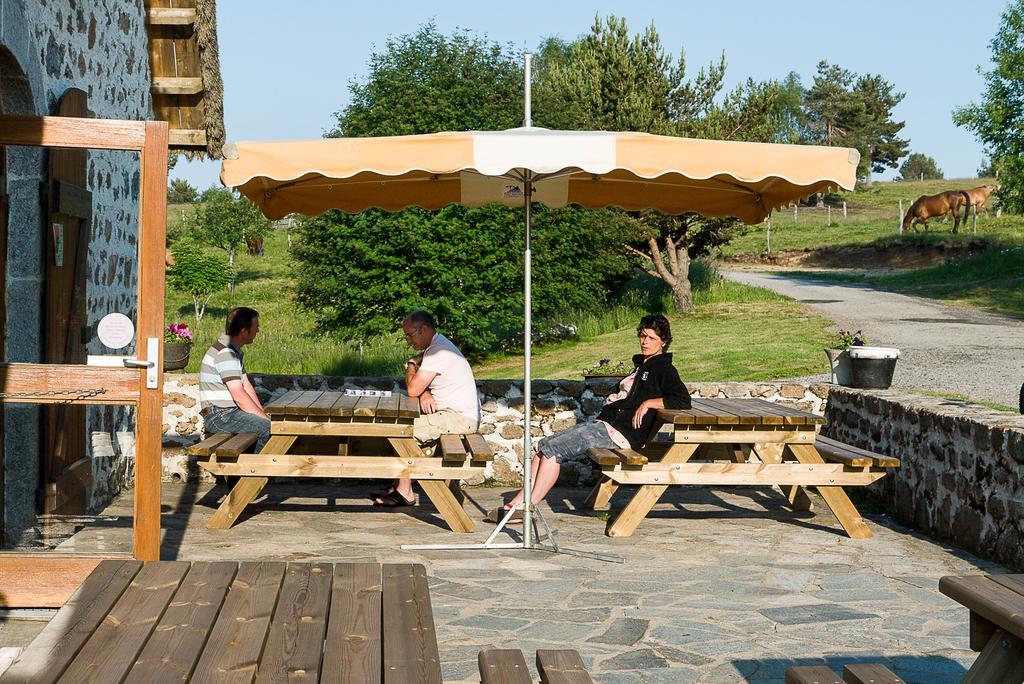 Le Jas Du Mas Hotel Saint-Antheme ภายนอก รูปภาพ